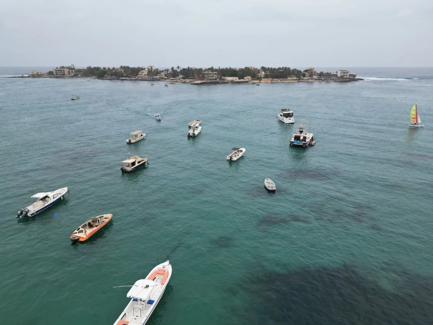 Vue aérienne de la baie de Ngor et de ses nombreuses embarcations